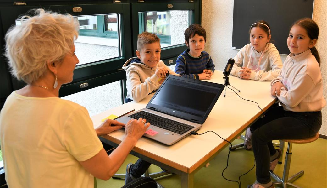 Die Drittklässler bei der Arbeit. Die Drittklässler bei der Arbeit.