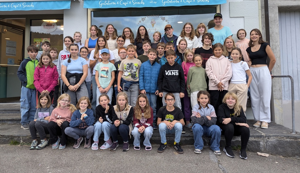 Die Jungmusik und Beginnerband gestärkt nach einer Glace.