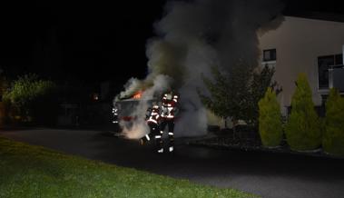 Muldenbrand neben Einfamilienhaus
