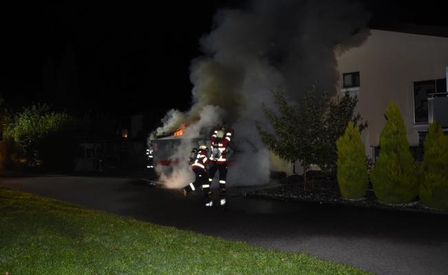 Muldenbrand neben Einfamilienhaus