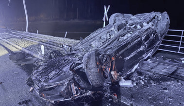 Schwerer Unfall: Auto landet auf Bahngleis der Appenzeller Bahnen