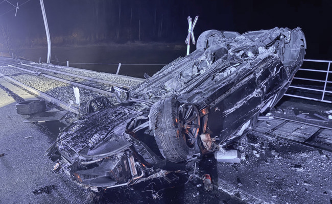 Schwerer Unfall: Auto landet auf Bahngleis der Appenzeller Bahnen