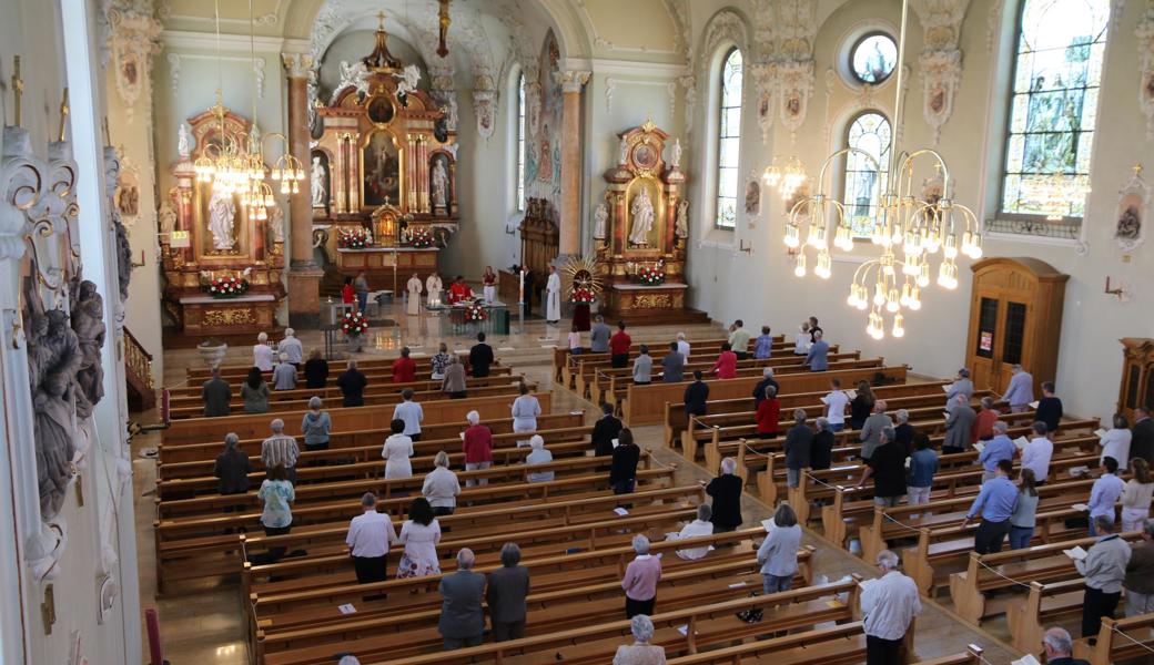 Die Besucher halten Abstand während der Messe in der katholischen Kirche Widnau.