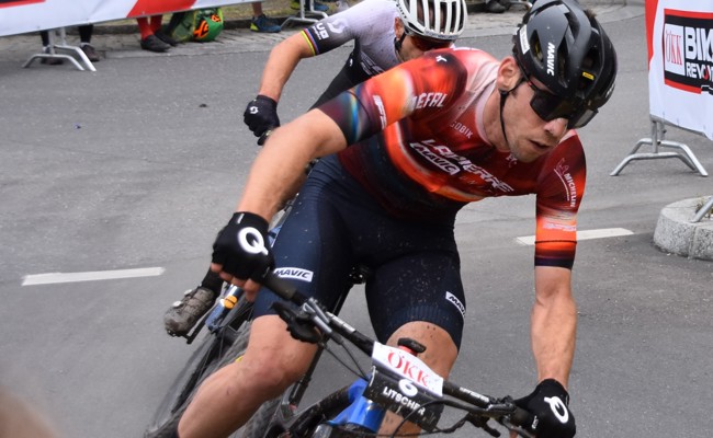 Thomas Litscher kocht Olympiasieger Tom Pidcock ab und fährt im Short Race aufs Weltcup-Podest