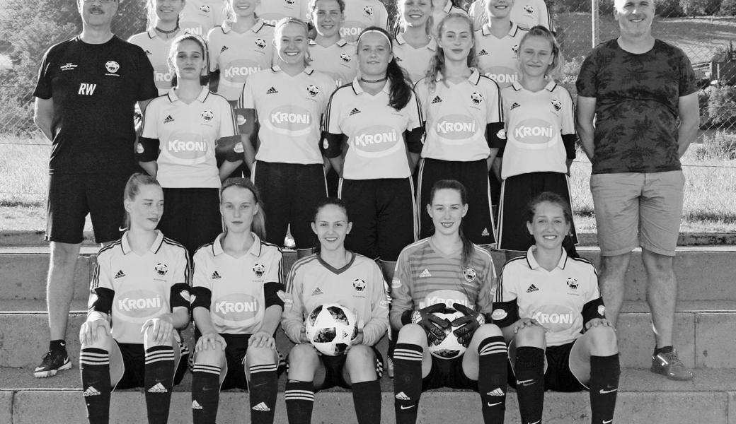 Neu gekleidet und bereit für tapfere Taten: die FCA-Juniorinnen. Bild: pd