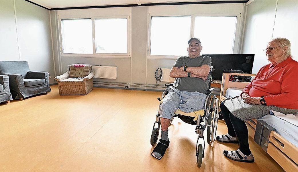 Hier fehlen noch Möbel: Thomas Steiger besucht Maria Gmünder in ihrem Doppelzimmer.