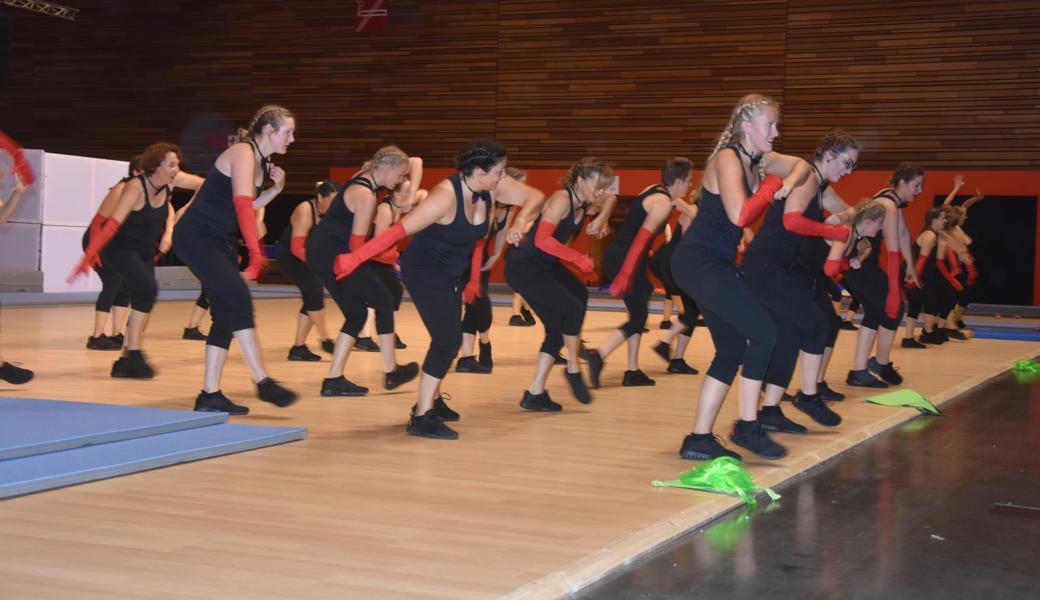 Würfel stehen im Zentrum der Show der Turnerinnen und Turner aus dem St. Galler Rheintal. 