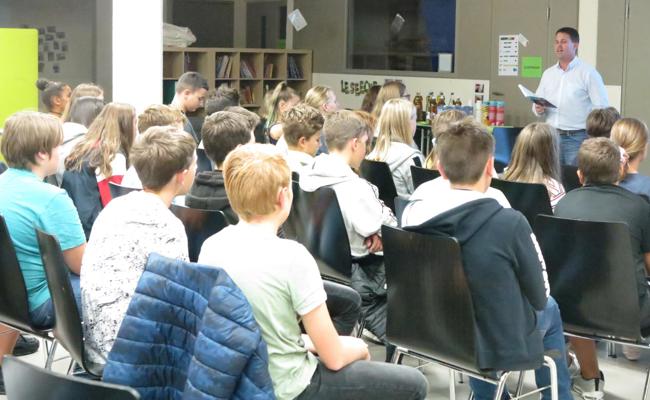 Marcel Naas und die «MounTeens» in der Bibliothek