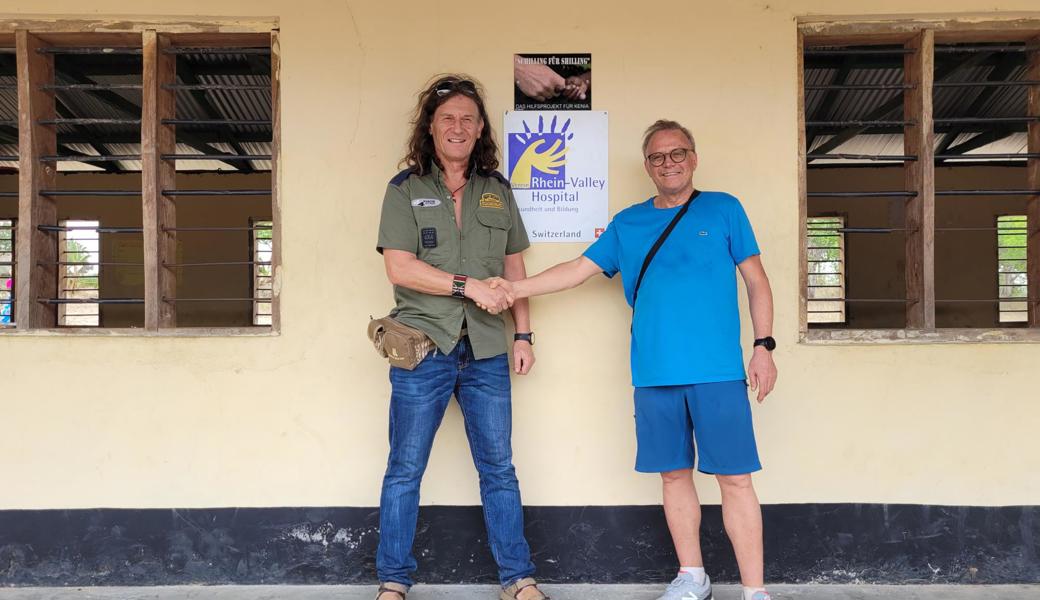 Erich Kühnis (Präsident Verein Rhein-Valley Hospital, rechts) besiegelt die langfristige Zusammenarbeit mit Eddie Kroll (Präsident Verein Schilling für Shilling). Erich Kühnis (Präsident Verein Rhein-Valley Hospital, rechts) besiegelt die langfristige Zusammenarbeit mit Eddie Kroll (Präsident Verein Schilling für Shilling).