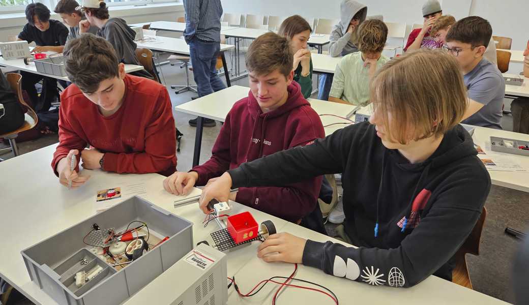 Überlegen und tüfteln, wie der Rover optimiert werden kann. Oder wie es Kursleiter Stefan Enz formuliert: «Verschiedene Wege führen zum besten Produkt.»