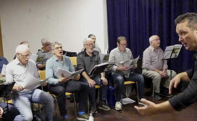Männerchor-Liederzauber: Auftritt im Freien und drinnen