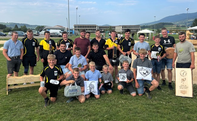 22 Mittelrheintaler Schwinger zu Gast im freiburgischen Riaz