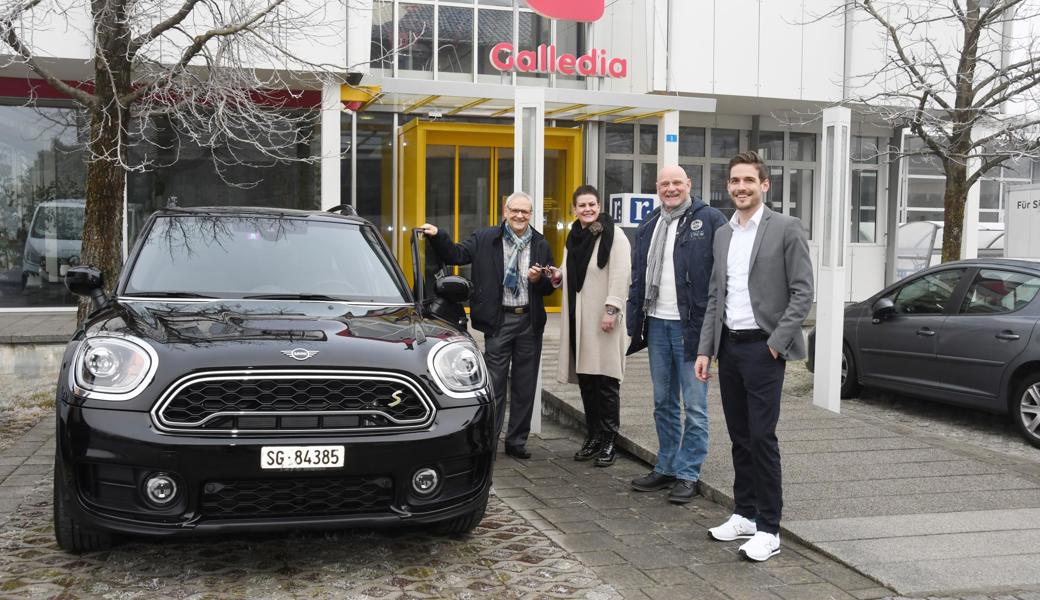 Simone Maier (Projektverantwortliche «175 Jahre – Der Rheintaler») überreicht Paul Niederer den Schlüssel des Mini Cooper SE ALL 4 im Wert von 50'000 Franken. Der Übergabe wohnten ausserdem Heinz Duppenthaler (Verlagsleiter der Galledia Regionalmedien AG) und Florian Nüesch (Markenverantwortlicher Mini bei der Alpina Group AG in Widnau, rechts) bei. 