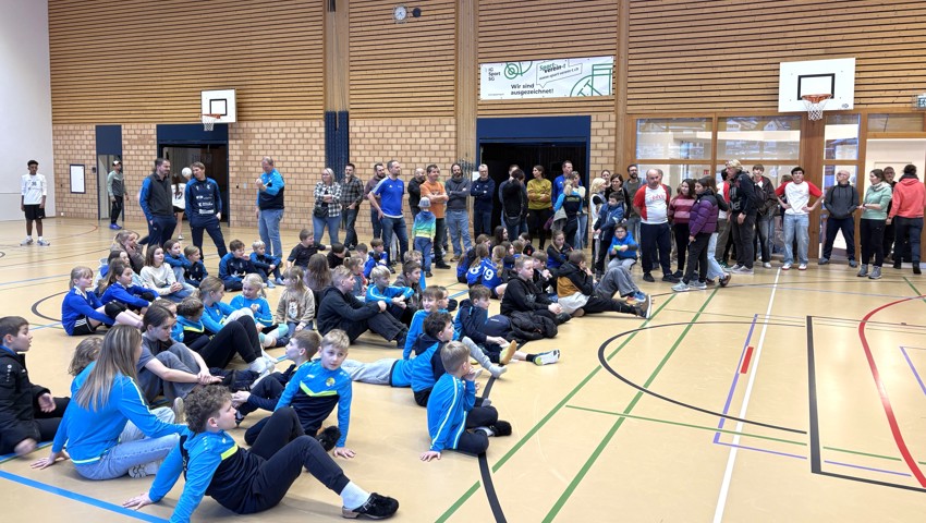 Der Nachwuchs wartet gespannt auf die Rangverkündigung.