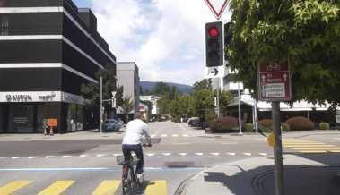 Blühende Strassen: Auf dem Veloweg drohen Kopfnüsse und zerkratzte Arme und Beine Blühende Strassen: Auf dem Veloweg drohen Kopfnüsse und zerkratzte Arme und Beine