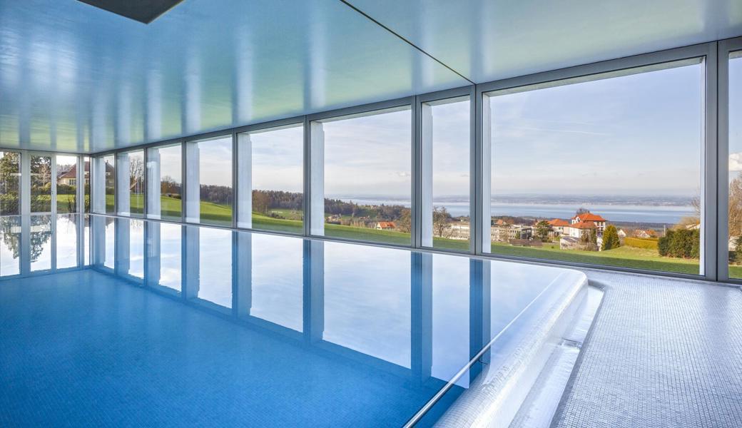 Auch vom Pool aus, sehen die Gäste auf den Bodensee.