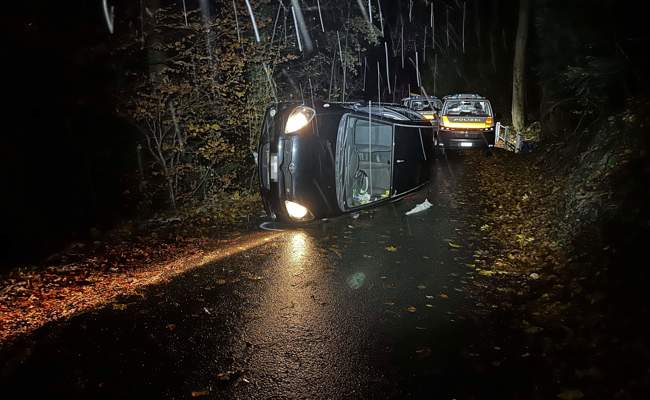 Fahrunfähiger kippt sein Fahrzeug auf die Seite - die Feuerwehr muss ausrücken