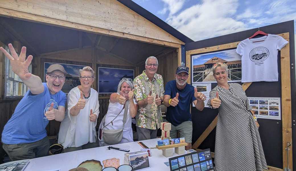 Das Organisationsteam ist begeistert von so viel Liebe zur Badhütte: Martin Kramer, Alexandra Graf, Monika Bürki, Richard Lehner, Cyrill Schlauri und Barbara Camenzind (v.l.).																	    