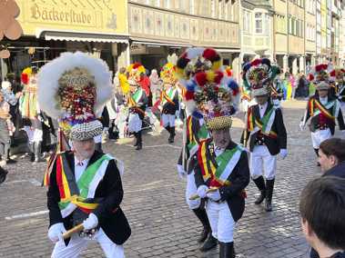 Der Fasnachtsdienstag ist im Städtli der Tag der Röllelibutzen