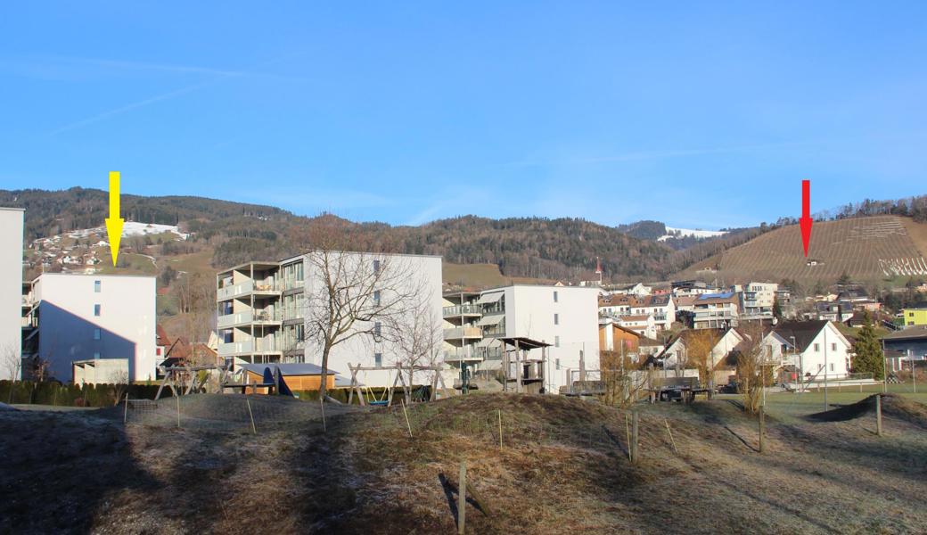 Swisscom will auf einem Dach (gelber Pfeil) die Antenne bauen, Einsprecher sähen diese eher beim Kapf-Reservoir (roter Pfeil).