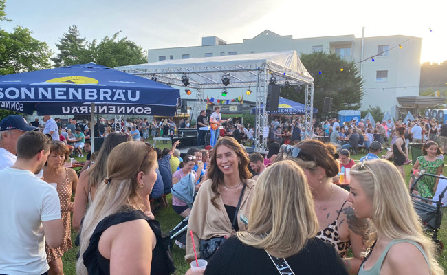Roy und Leandro Raunjak verbreiten am Stangenfäscht Festivalstimmung