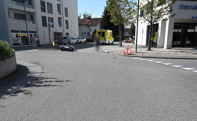 Ein Rollerfahrer wird im Kreisverkehr von Auto verfasst und stürzt