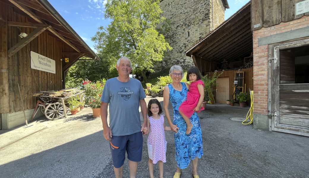 Das Gastgeberpaar Josef und Monika Enk mit den regelmässigen Burggästen Lenja (links) und Svea, die am Nationalfeiertag ferienhalber abwesend sind und der Bundesfeier selbst nicht beiwohnen können.