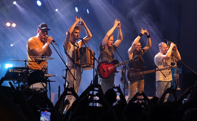 Fäaschtbänkler rocken ausverkauftes Dahomkonzert