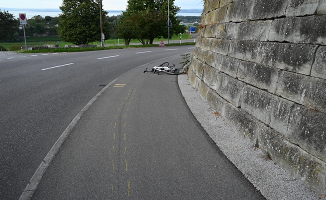 Velofahrer bei Kollision auf dem Trottoir erheblich verletzt – Elektromotorradfahrer flüchtet