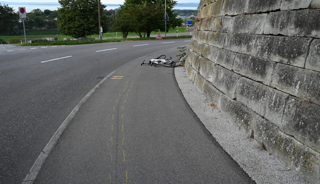Velofahrer bei Kollision auf dem Trottoir erheblich verletzt – Elektromotorradfahrer flüchtet