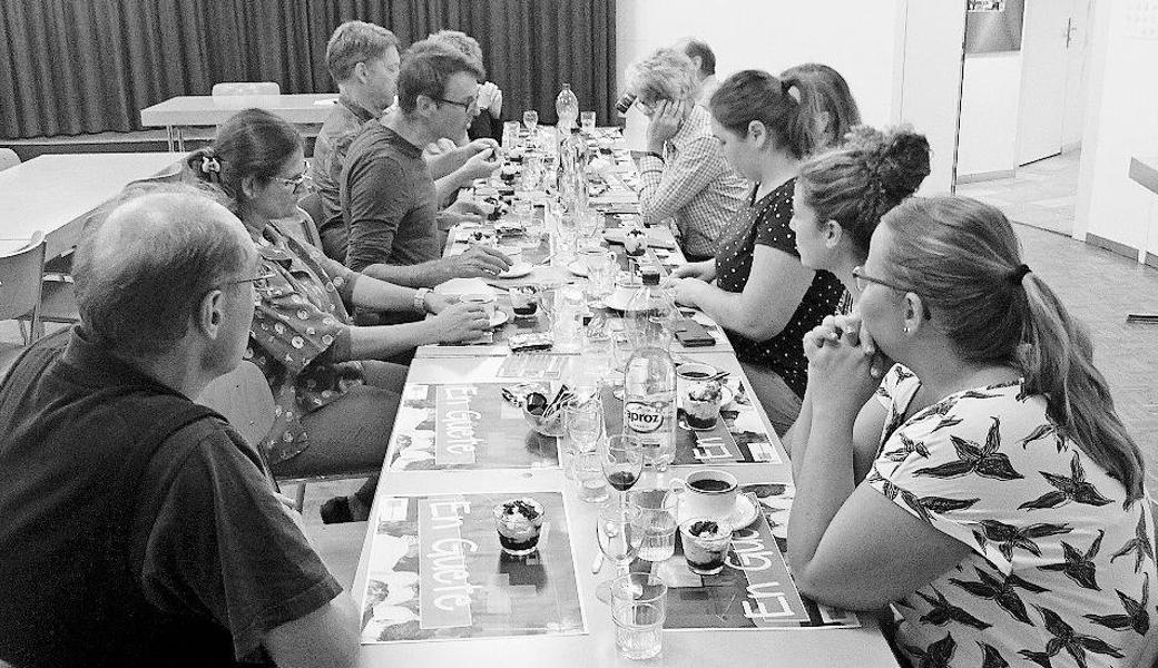 Die Helferinnen und Helfer genossen ein feines Essen. Bild: pd