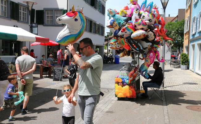 Jakobimarkt im Mai statt Juni bewährt sich: Flanieren und stöbern mit Wetterglück