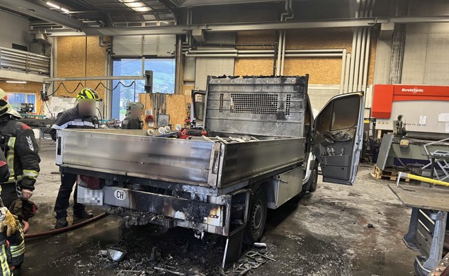 Starker Rauch und hoher Sachschaden: In einer Firmenhalle brannte ein Lieferwagen