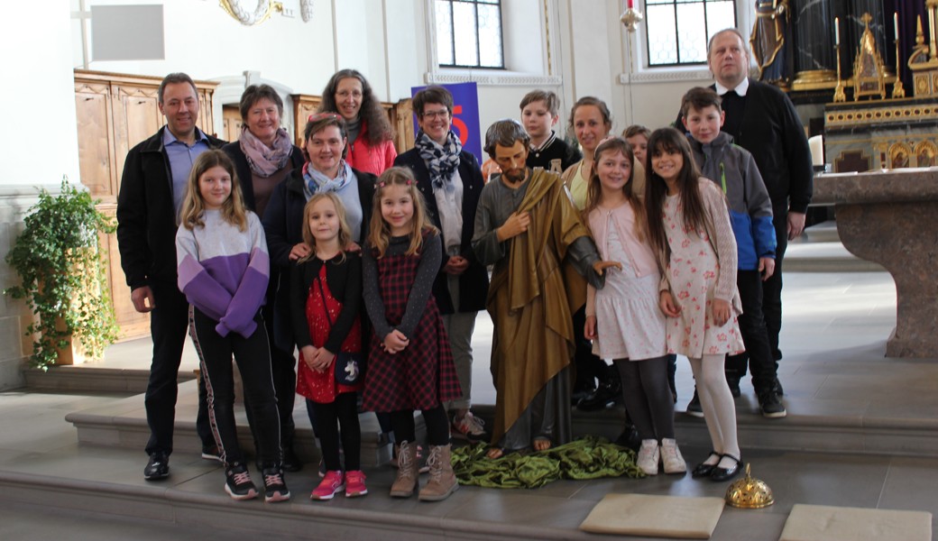 Der heilige Josef inmitten der Familiengottesdienstgruppe 