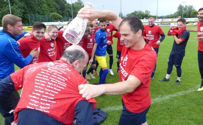 Der FC Rheineck feiert den Aufstieg