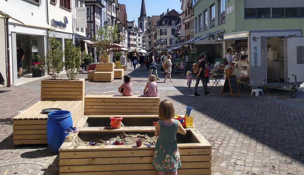 Ein Sandkasten, Sitzgelegenheiten und Pflanztröge machten den obersten Teil der Marktgasse zu einem belebten Ort, vor allem samstags während des Bauernmarkts. Die Stadt gibt diese vorerst nur gemietete Möblierung nun wieder zurück. Ein Sandkasten, Sitzgelegenheiten und Pflanztröge machten den obersten Teil der Marktgasse zu einem belebten Ort, vor allem samstags während des Bauernmarkts. Die Stadt gibt diese vorerst nur gemietete Möblierung nun wieder zurück.