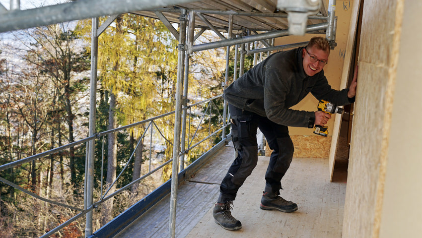 Immer viel zu tun: Sebastiaan auf dem Aussengerüst seiner Baustelle im Obergeschoss.