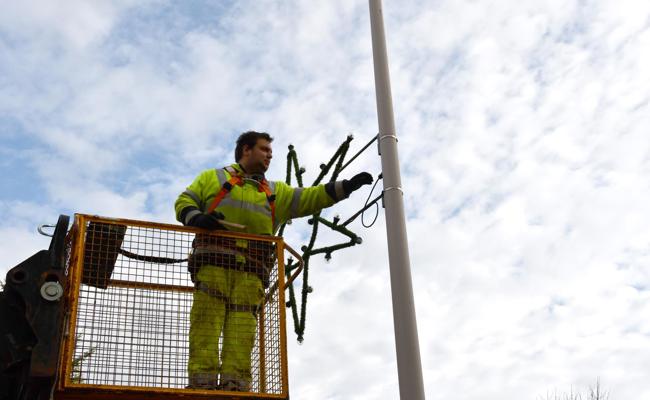 Weihnachtsbeleuchtung kommt ins Sommerlager