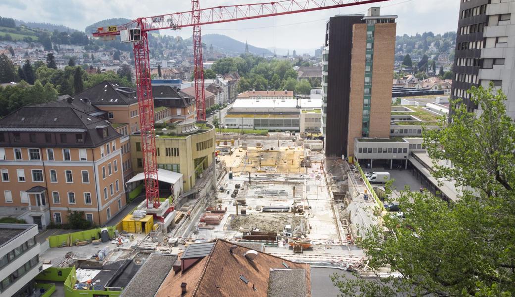 Baustelle beim Kantonsspital in St. Gallen: Die öffentliche Hand soll bei der Auftragsvergabe künftig die unterschiedlichen Preisniveaus berücksichtigen, die den Offerten inländischer gegenüber ausländischen Unternehmen zugrunde liegen.