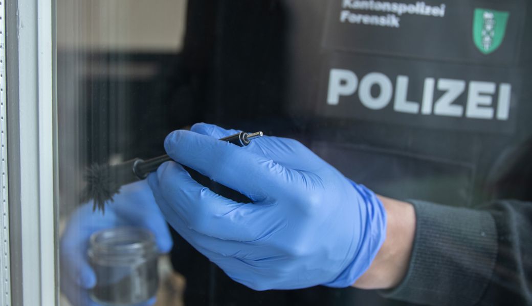 Einbruchserie setzt sich fort: Täter dringen durch Fenster in Einfamilienhaus ein