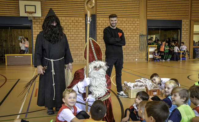 Fussballprofi half dem Räbschter Samichlaus 