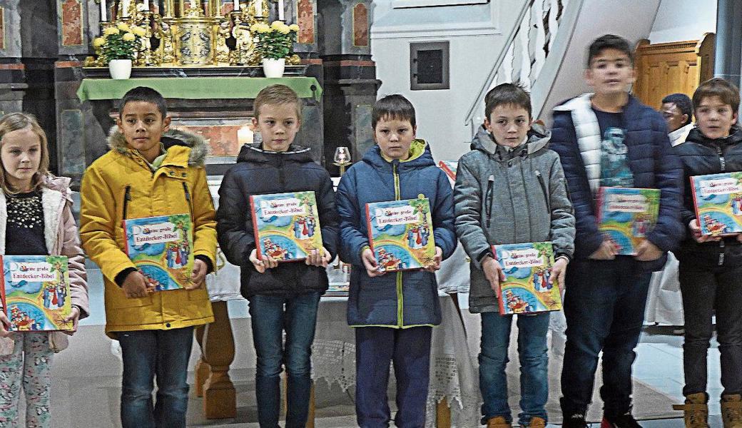 Jedes Kind wurde mit Namen aufgerufen und erhielt eine Bibel geschenkt. 
