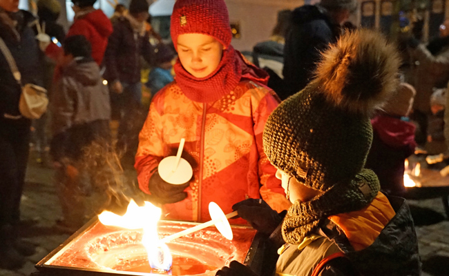 Feuer und Flammen stimmen an Adventsnacht auf Weihnachtszeit ein