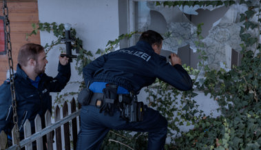 Bewohnerin bemerkt Männer, die über das Küchenfenster eingebrochen sind