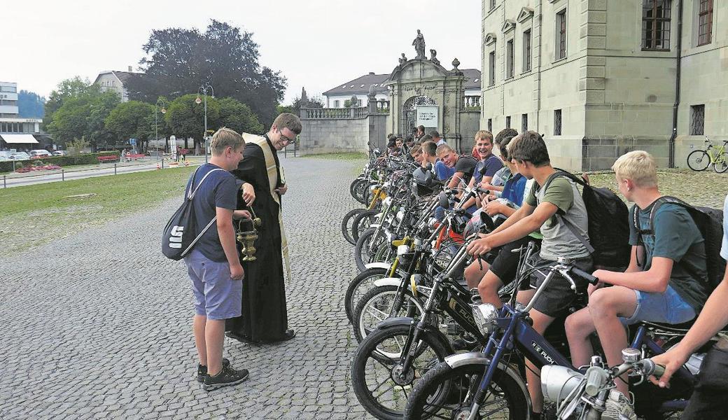 Die Musikgesellschaft Konkordia Widnau spielte auf der Allmend einige Stücke, Dekan Josef Benz hielt eine kurze Andacht und erteilte den Reisesegen.