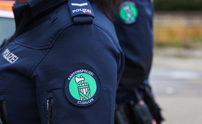 Junger Mann stiehlt Kleider und wirft sie auf der Flucht ins Gebüsch