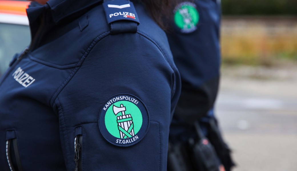 Junger Mann stiehlt Kleider und wirft sie auf der Flucht ins Gebüsch