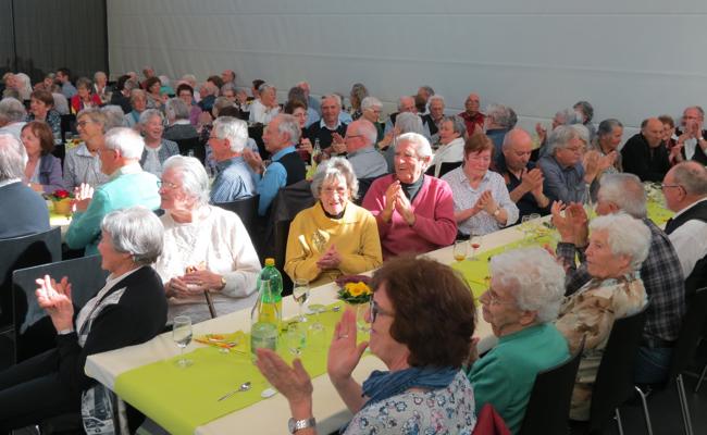 Nun gehört auch der Pfarrer zu den Senioren