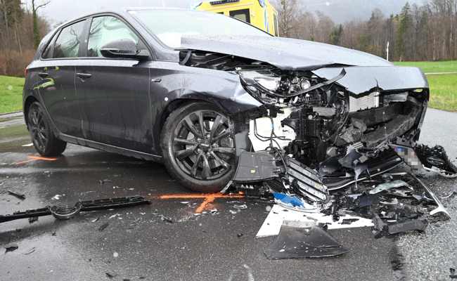 43-Jähriger Autolenker nach Kollision verletzt
