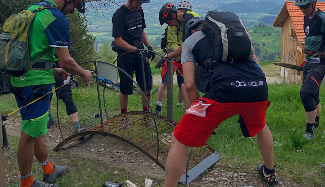 Mitglieder von MTB Rheintal platzieren und verankern den ersten Weidezaunübergang. Um die Kosten tief zu halten, wurden bewusst einfache Materialien, wie etwa Armierungseisen verwendet. Trotzdem gibt die Brücke auch optisch etwas her und ist stabil.